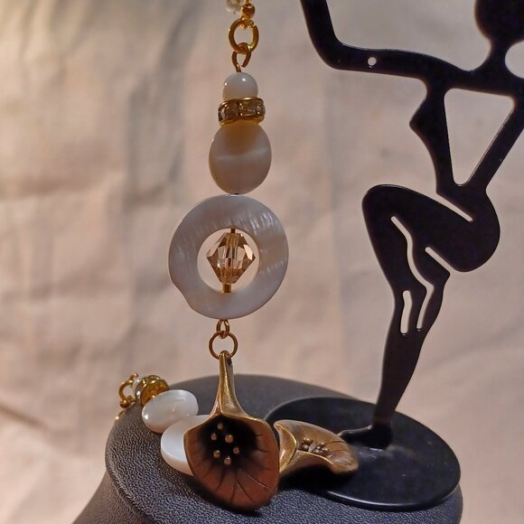 Mother of Pearl earrings - Picture 1 of 3